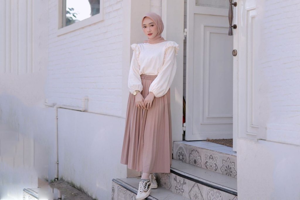 Rok plisket warna nude dengan atasan putih