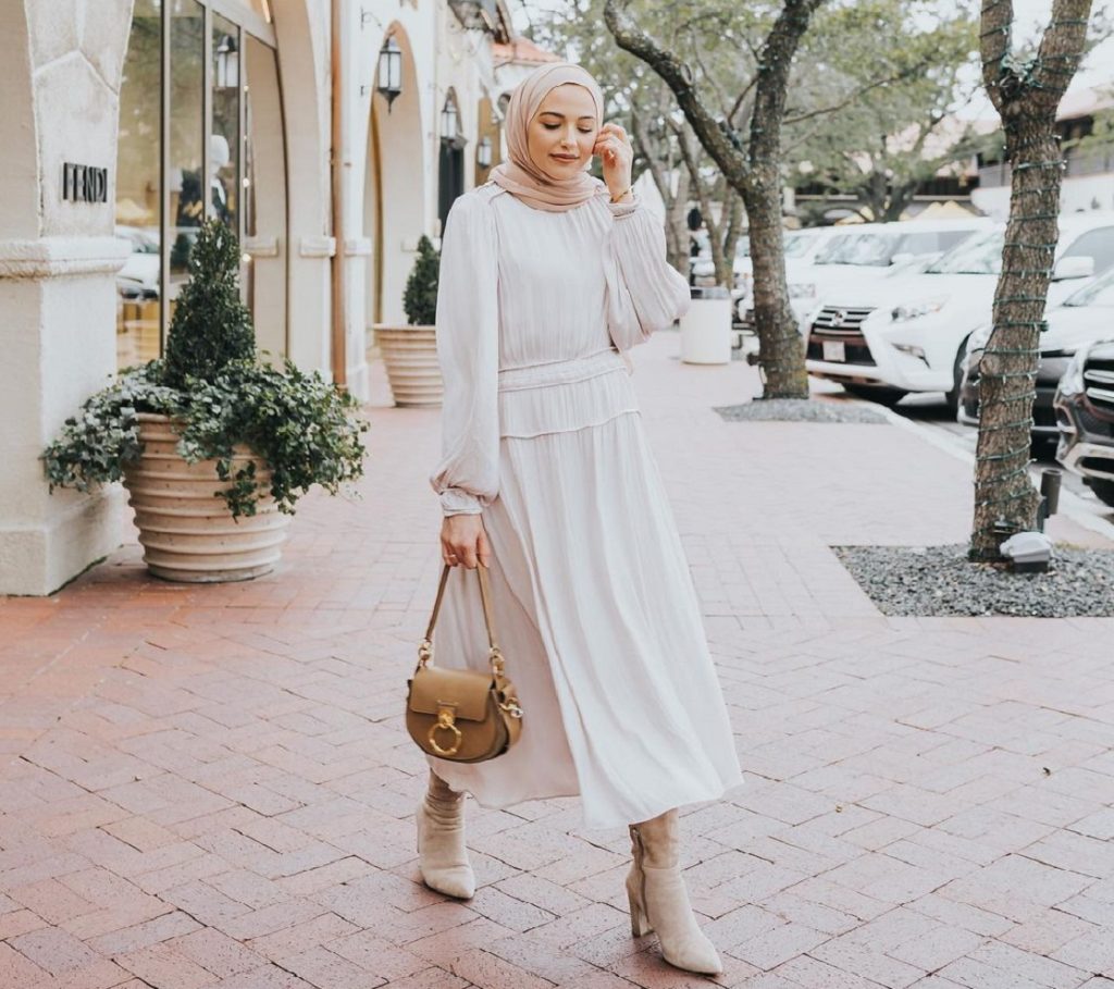 gamis putih dengan desain minimalis